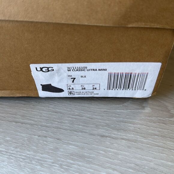 UGG Classic Ultra Mini II Black Size 7 New in Box - Picture 9 of 15